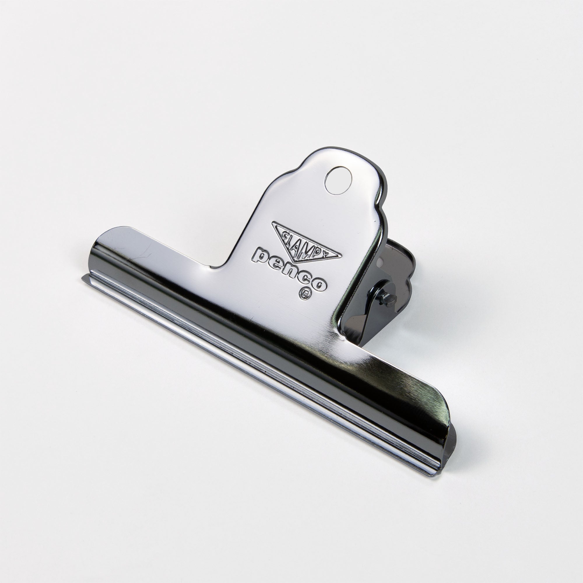 Ein silberfarben glänzender Clampy Clip M Metallordner von Penco, inspiriert vom klassischen japanischen Metallclip-Design, auf einem schlichten weißen Hintergrund - ein stilvolles und funktionelles Schreibtisch-Accessoire.