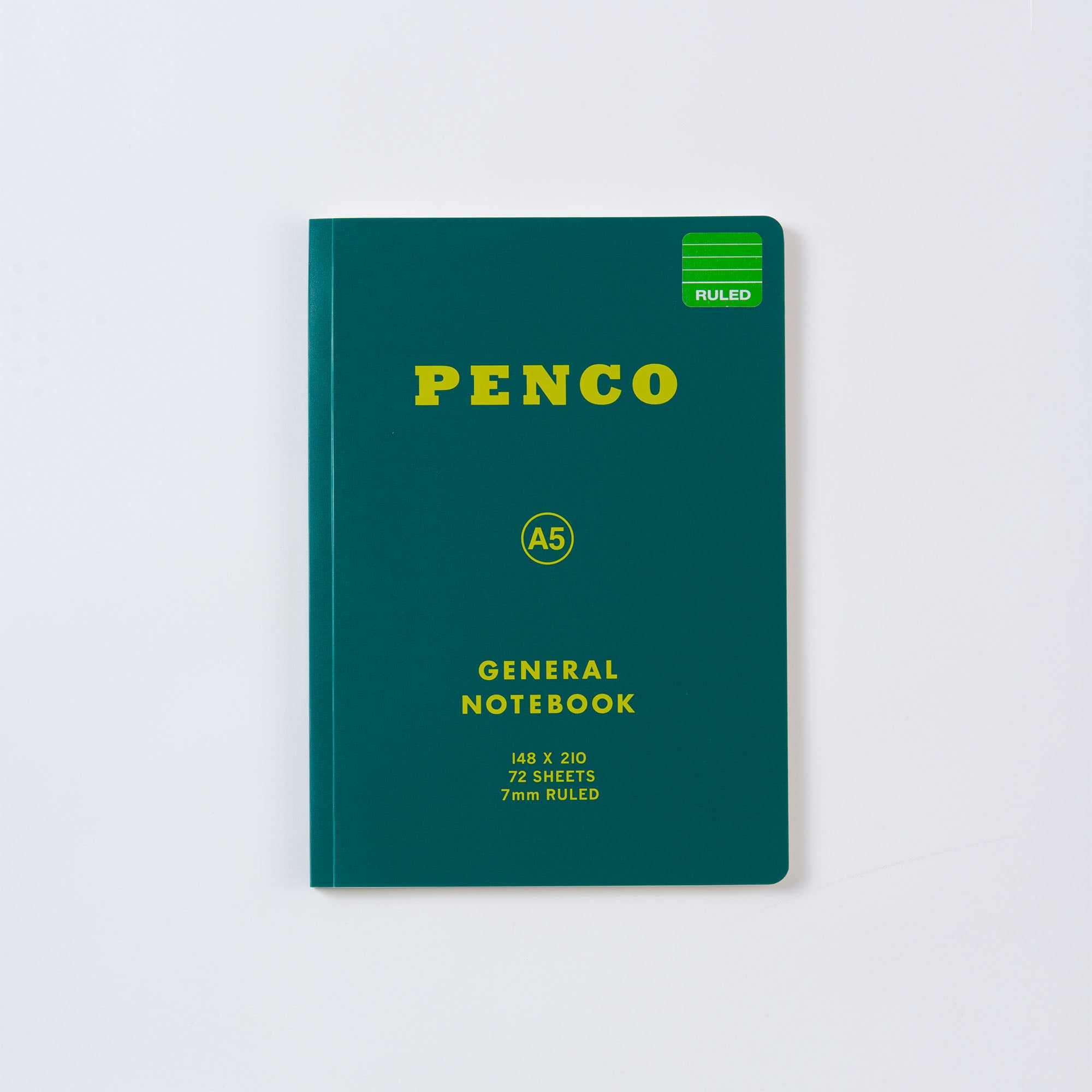 Ein grünes A5 Soft PP-Notizbuch von Penco mit „Penco General Notebook“ in Gelb auf dem robusten Einband. Es enthält 72 Blätter mit 7 mm Lineatur und hat einen grünen „Ruled“-Aufkleber in der oberen rechten Ecke.