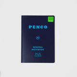 Ein marineblaues Soft-PP-Notizbuch A5 von Penco mit „PENCO A5 General Notebook“ in Blau auf dem Einband, mit einem langlebigen Kunststoffeinband und einem grünen Aufkleber für linierte Linien, steht auf einem strahlend weißen Hintergrund.