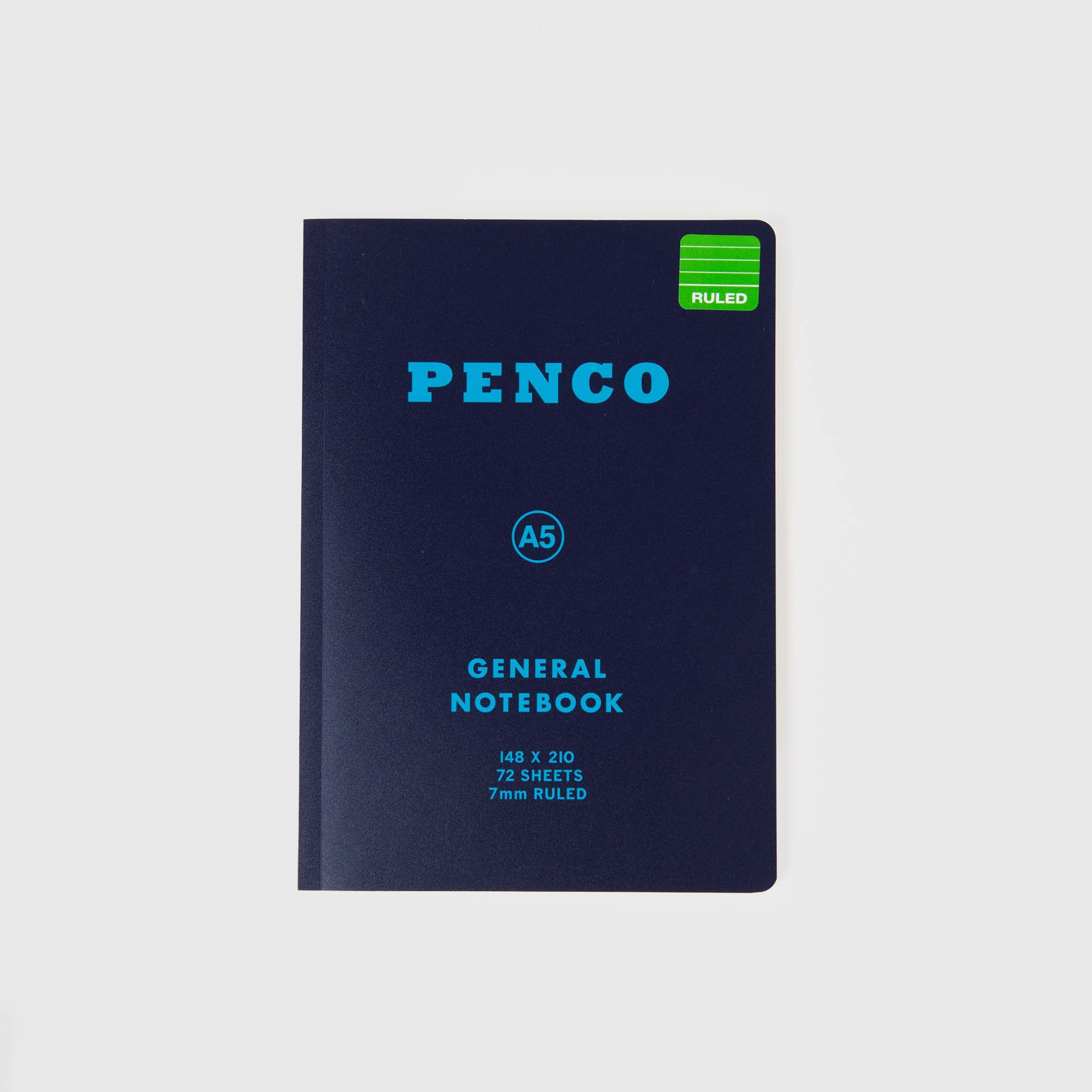 Ein dunkelblaues Penco Soft PP Notebook A5 mit linierten Seiten, hellblauem Text auf dem Einband und einem grünen "RULED"-Aufkleber in der oberen rechten Ecke, fotografiert vor einem weißen Hintergrund.