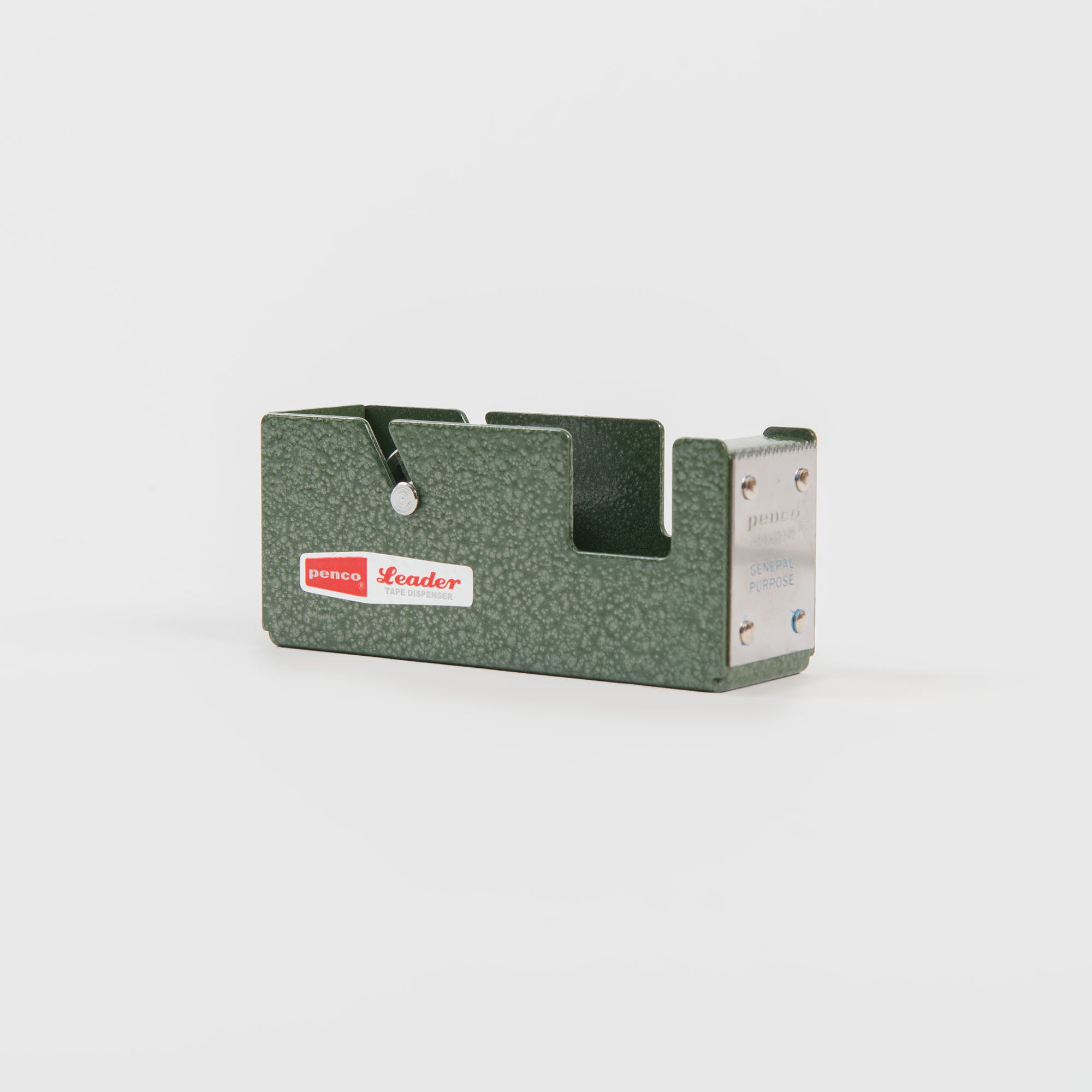 Der Klebebandabroller S - Klebebandabroller von Penco ist ein grüner Metallabroller mit gesprenkelter Oberfläche und gezackter Schneidekante, ideal zum Verpacken von Geschenken. Er ist auf einem einfarbig weißen Hintergrund abgebildet.