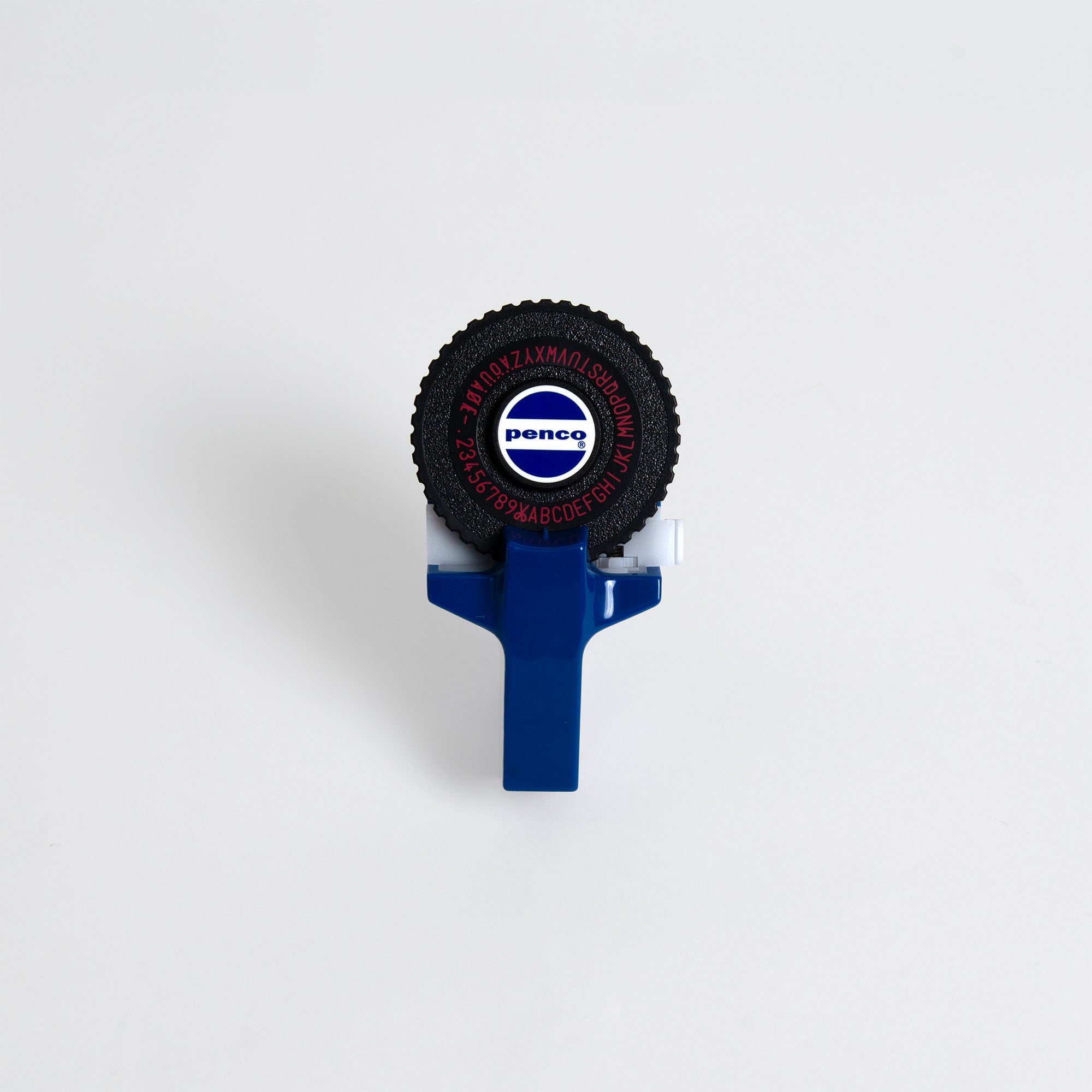 Ein blaues Penco Tape Writer Handetikettengerät mit einem schwarzen runden Ziffernblatt mit Buchstaben und Zahlen, von oben auf weißem Hintergrund fotografiert.