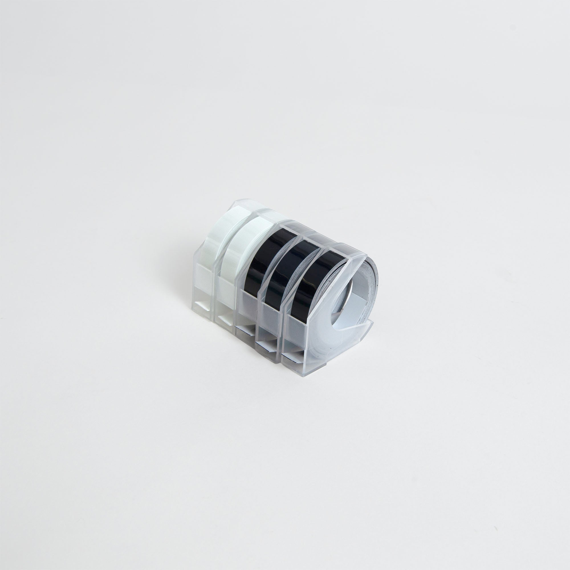 Ein minimalistisches Foto zeigt drei Penco Tape Writer Refill-Abroller, die jeweils eine Rolle 9-mm-Klebeband enthalten, sauber in einer Reihe auf einem schlichten weißen Hintergrund angeordnet.