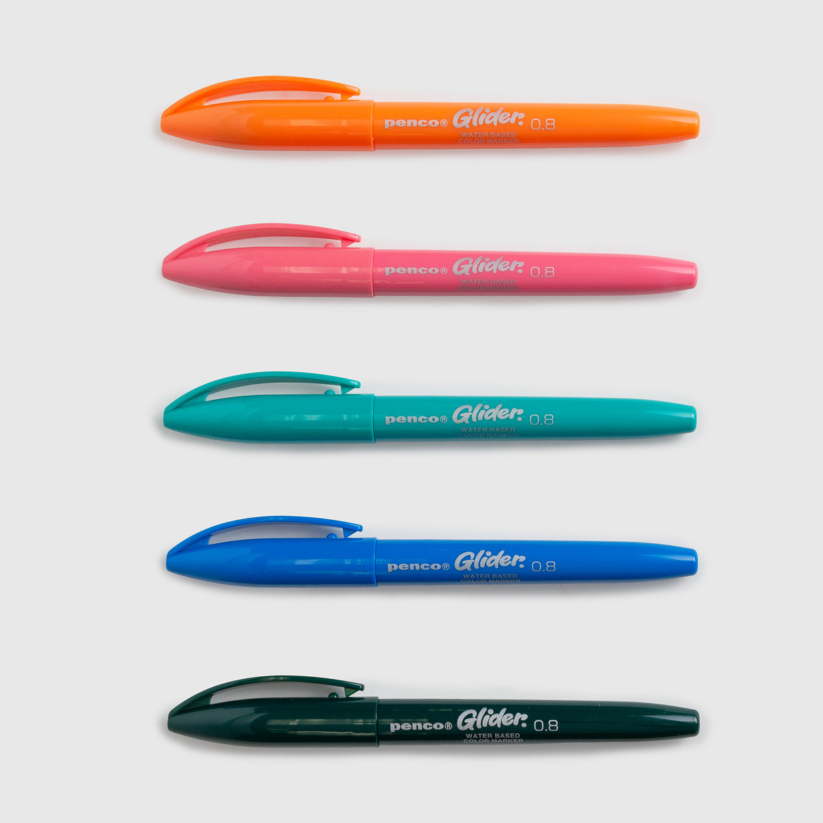 Fünf „Penco Glider Colour Pen 0,8“-Stifte mit wasserbasierter Tinte sind horizontal in einer vertikalen Reihe in Retro-Farbtönen wie Orange, Rosa, Blaugrün, Blau und Grün auf hellgrauem Hintergrund angeordnet.