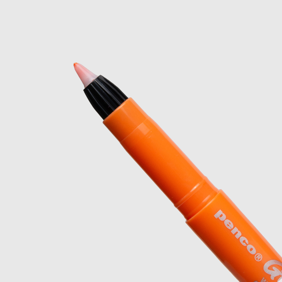 Ein Penco Glider Colour Pen in Orange mit einem schwarzen Kunststoffteil und einer weiß-rosa Spitze, der mit wasserbasierter Tinte ausgestattet ist, wird vor einem einfarbigen hellgrauen Hintergrund gezeigt.