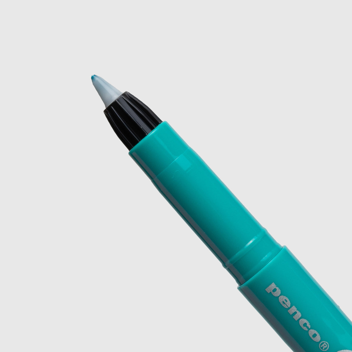Eine Nahaufnahme eines türkisfarbenen „Penco Glider Colour Pen“ von Penco mit abgenommener Kappe, die die weiße Spitze mit blauem Punkt zeigt und mit wasserbasierter Tinte schreibt, vor einem einfarbigen hellgrauen Hintergrund.