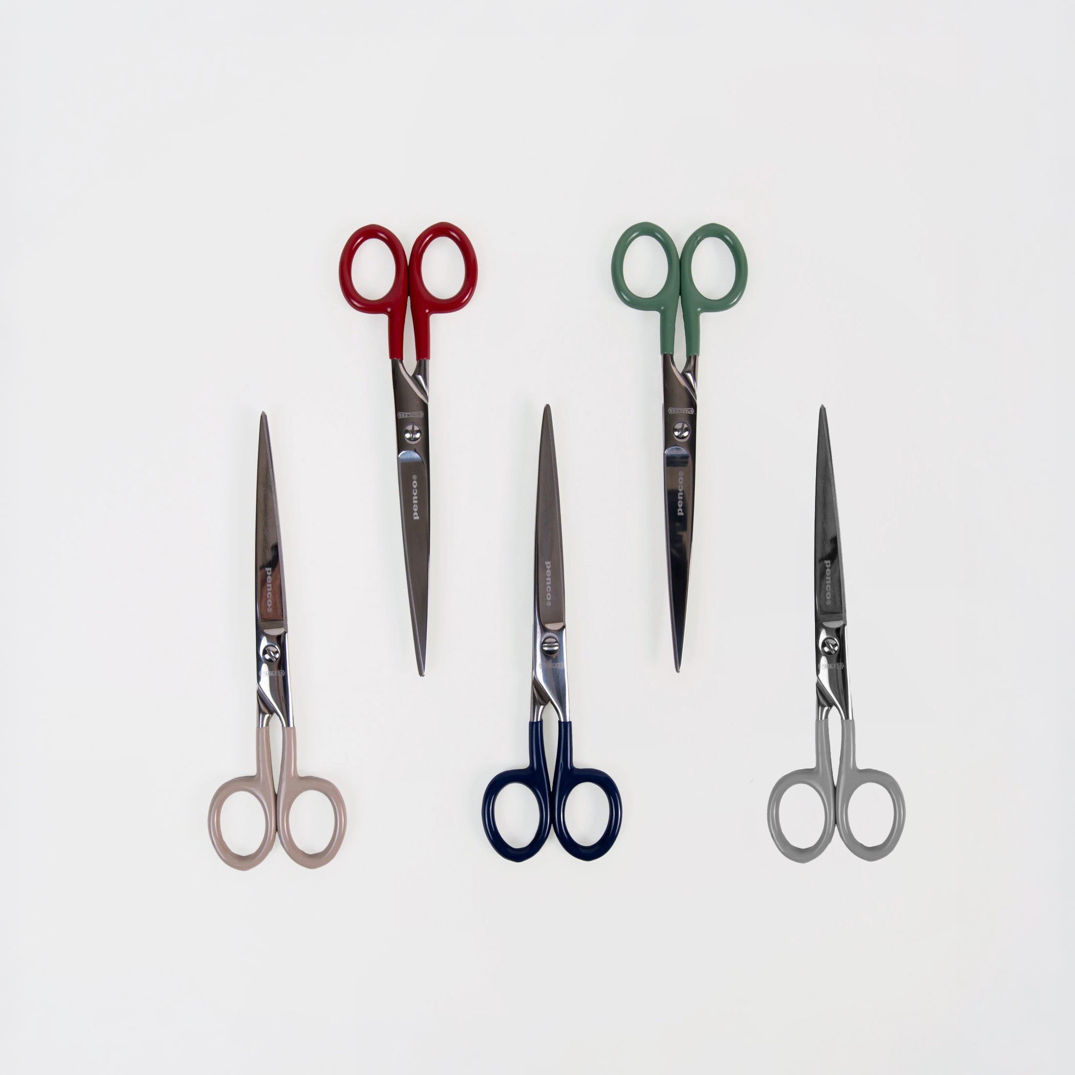 Fünf Scherenpaare der Penco Edelstahl Schere - L in den Farben Rot, Grün, Beige, Marineblau und Grau sind auf weißem Hintergrund angeordnet und unterstreichen das minimalistische Design und die von japanischer Handwerkskunst inspirierte Qualität.
