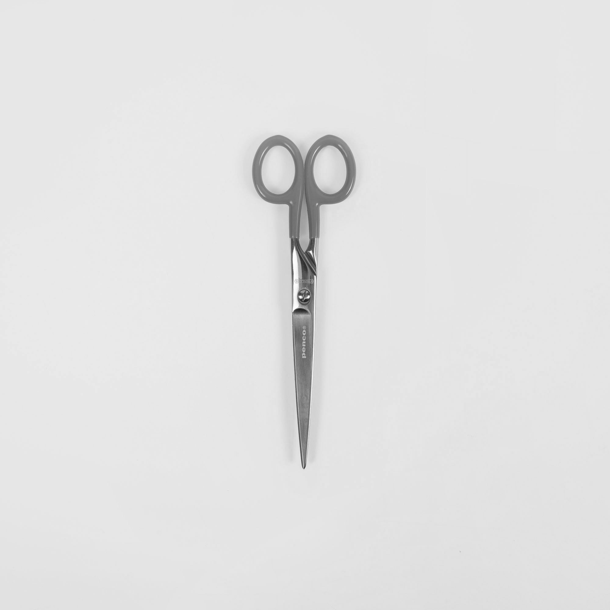Eine Penco Edelstahl Schere - L mit grauen Griffen und Klingen aus rostfreiem Stahl liegt auf einem schlichten weißen Hintergrund, mit den Griffen nach oben, und zeigt die hochwertige Handwerkskunst von Penco.
