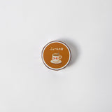 Klebeband – Masking Tape von Hightide hat ein rundes, flaches, braunes Design mit einer weißen Kaffeetassenillustration und japanischem Text auf einem schlichten weißen Hintergrund – ideal für Fans lustiger Motive.