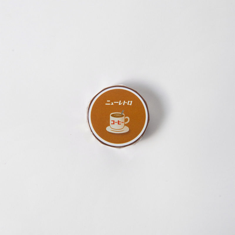 Klebeband – Masking Tape von Hightide hat ein rundes, flaches, braunes Design mit einer weißen Kaffeetassenillustration und japanischem Text auf einem schlichten weißen Hintergrund – ideal für Fans lustiger Motive.
