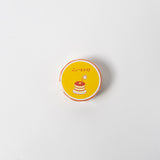 Das Hightide Klebeband - Masking Tape hat ein gelbes, rundes Bonbon-Design mit verspielten Illustrationen, darunter ein Pfannkuchen und japanischer Text. Der klare weiße Hintergrund bildet einen schönen Kontrast zu den lebendigen Grafiken und macht das Auspacken und die Verwendung zum Vergnügen.