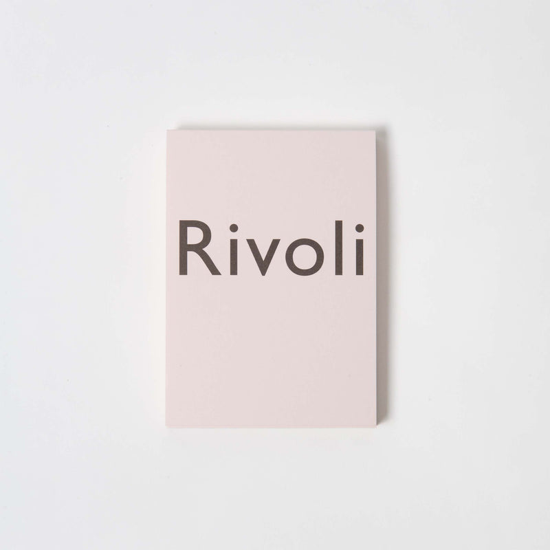 Ein Produkt namens „Skizzen- und Schreibblock Rivoli rosa“ von Carta Pura hat einen beigen Umschlag mit „Rivoli“ in fetten schwarzen Buchstaben, gedruckt auf hochwertigem Papier, vor einem schlichten weißen Hintergrund.