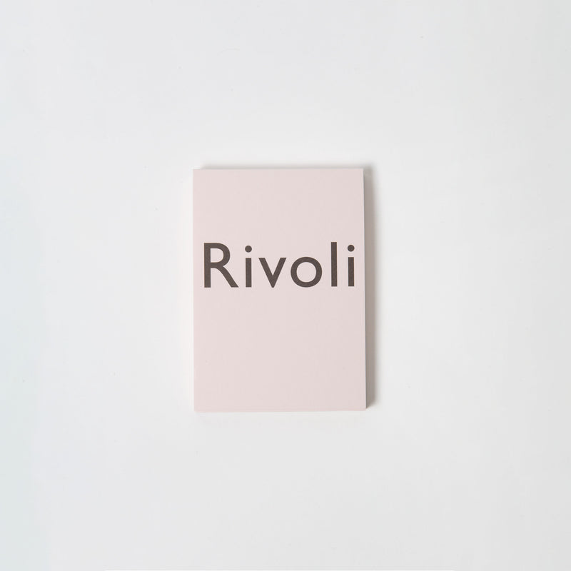 Minimalistische weiße Karte mit schwarzem Text „Rivoli“ in der Mitte. Hergestellt von Carta Pura aus hochwertigem Allround-Papier, wertet der schlichte, helle Hintergrund jede Korrespondenz auf.