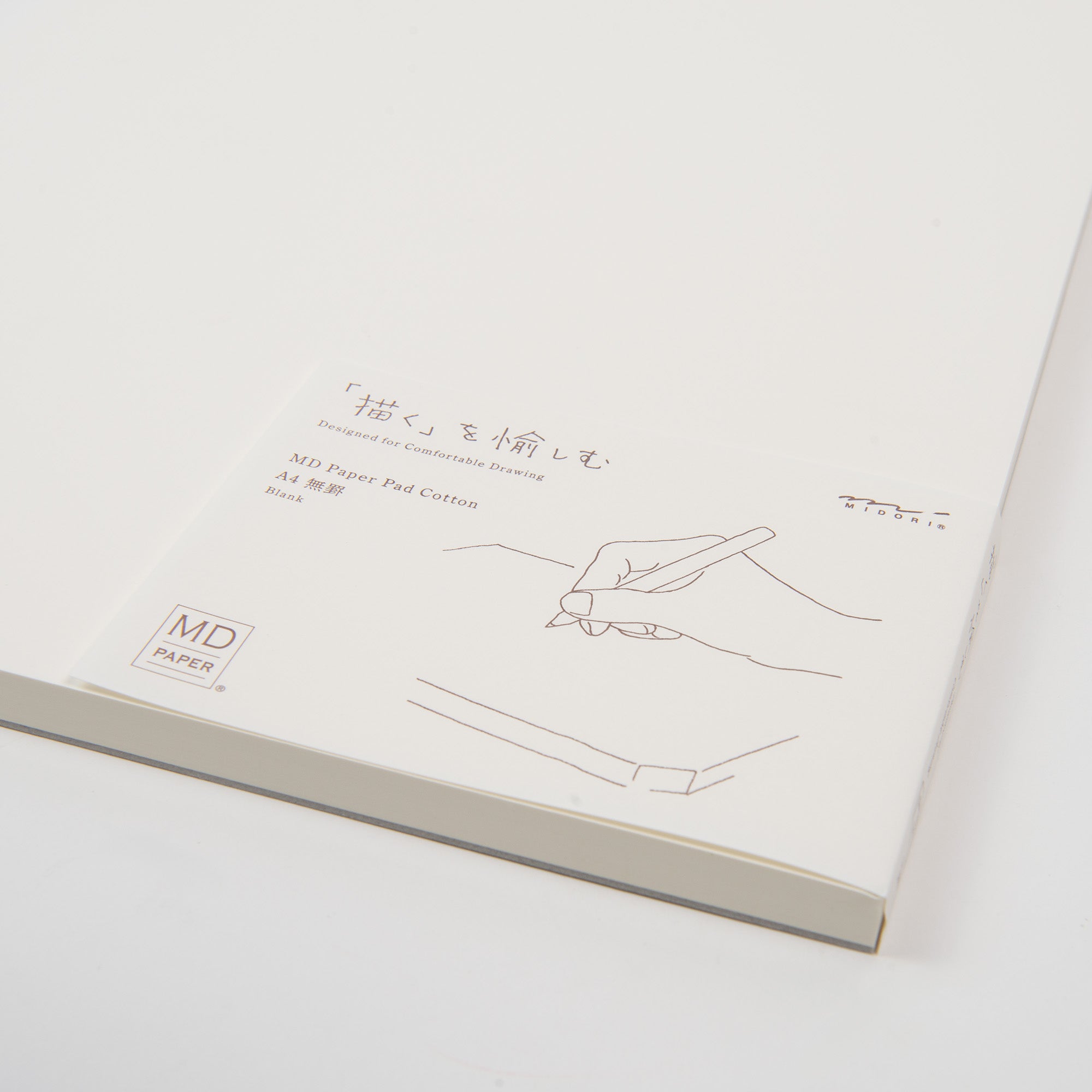 Der Midori MD Skizzenblock Cotton - A4 ist ein minimalistischer Notizblock mit weißem Einband und Handillustration aus hochwertigem japanischem MD Paper Cotton. Ideal als A4 Notizblock.