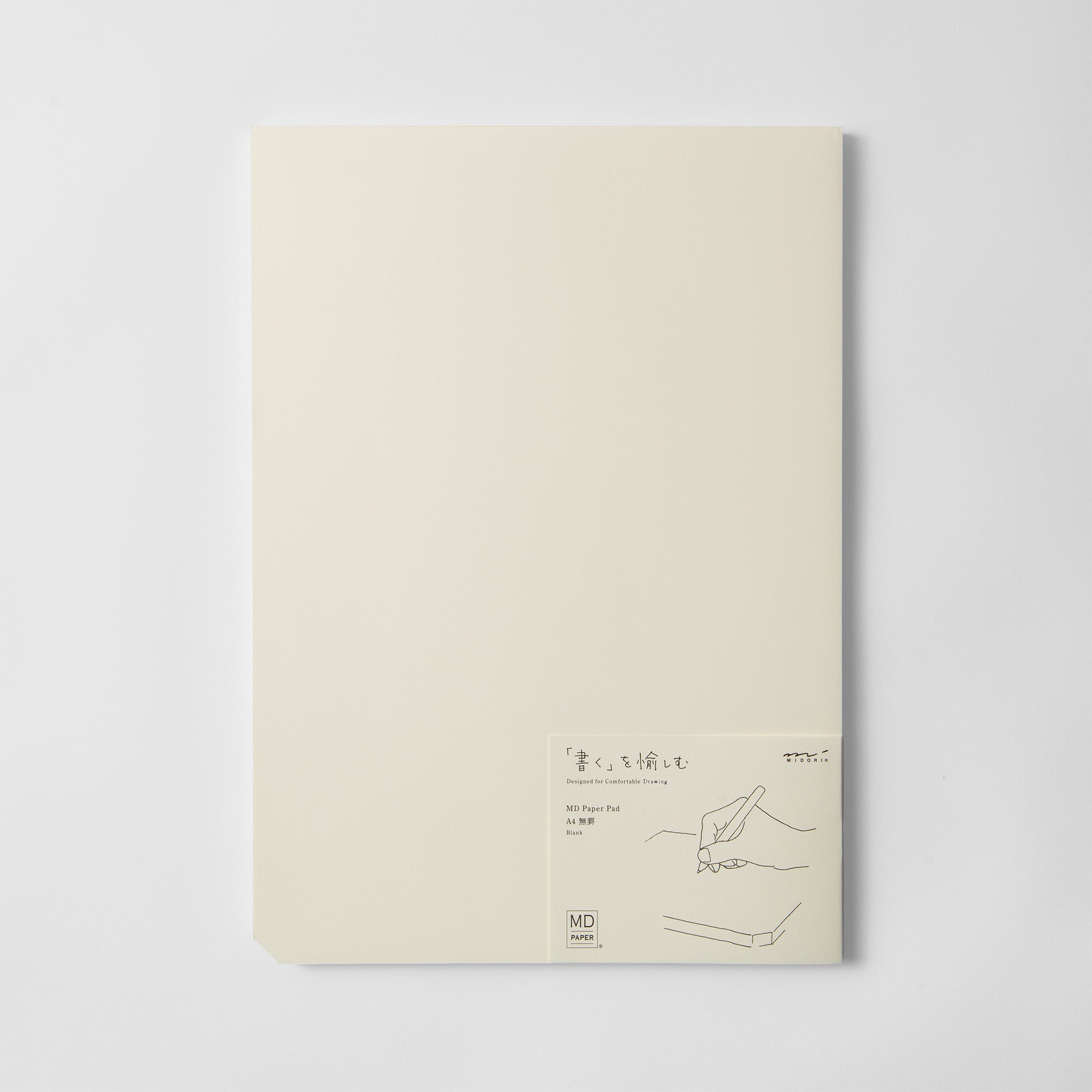 Der Midori MD Skizzenblock Cotton - A4 ist eine minimalistische, cremefarbene Mappe für Ihre Notizen, mit einem kleinen japanischen/englischen Etikett, einem Handskizzenmotiv und "MD Paper Products" unten rechts. Ideal für Midori-Blöcke oder Baumwollpapier.