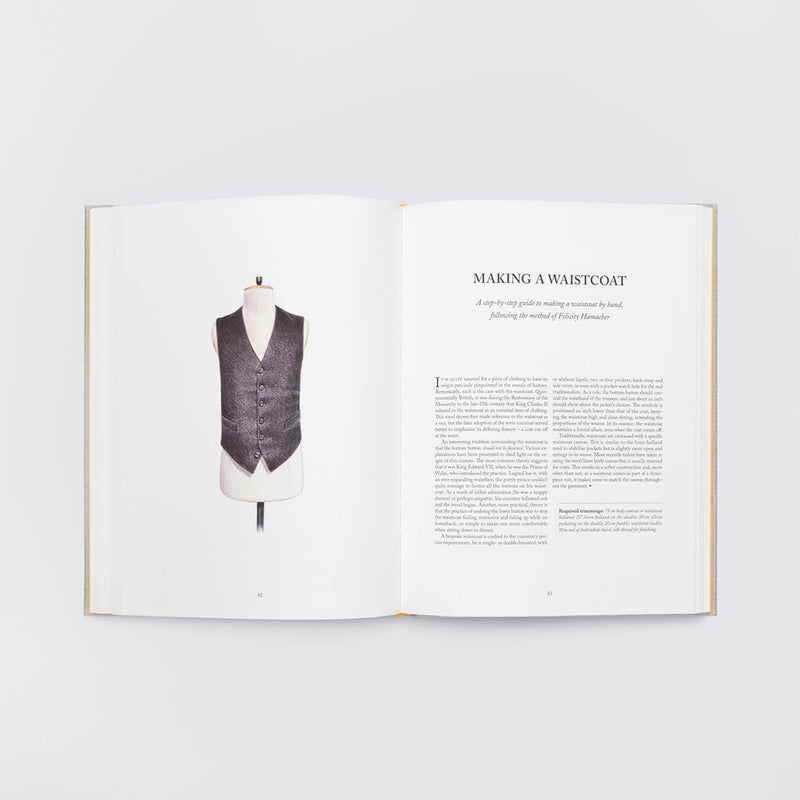 „Der Anzug aus der Savile Row“ des Gestalten Verlags stellt in „Die Herstellung einer Weste“ klassische Techniken vor. Dabei wird das Bild einer grauen Weste auf einer Schaufensterpuppe gezeigt und der Prozess der Westenherstellung vor einem hellen, neutralen Hintergrund detailliert beschrieben.