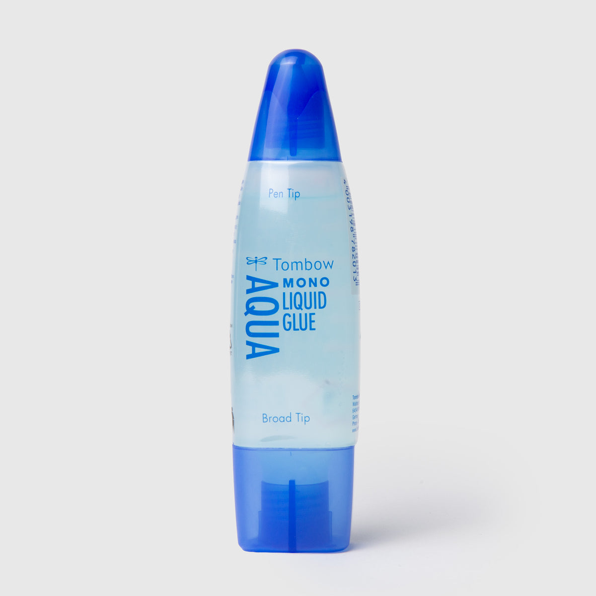 Eine durchsichtige Flasche mit Tombow MONO Aqua Flüssigkleber, mit blauem Verschluss und blauem Boden, die an einem Ende eine schmale und am anderen Ende eine breitere Spitze aufweist.