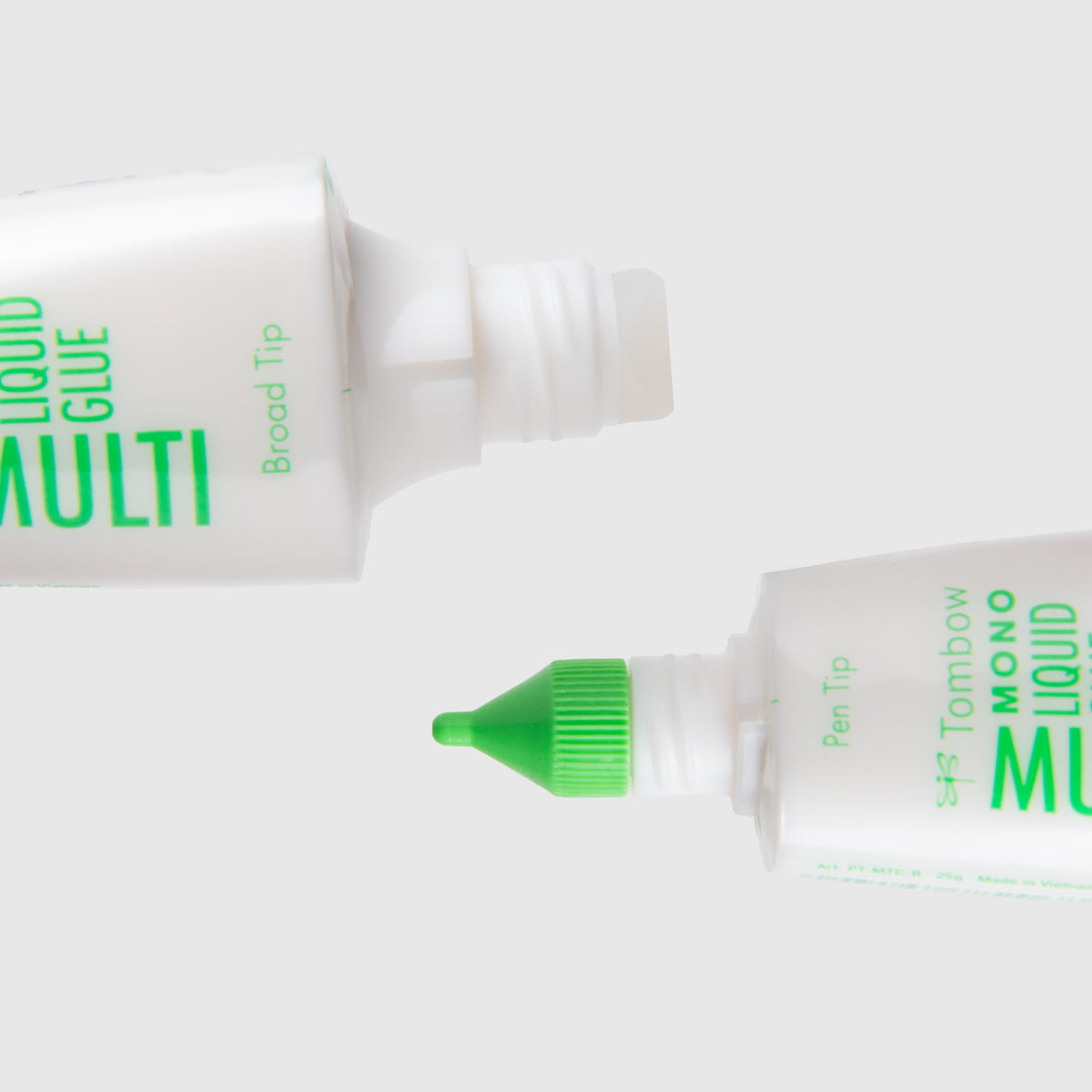 Zwei Tombow MONO Multi Flüssigkleber – Doppelspitze, 25-g-Tuben, eine mit breiter Spitze und eine mit schmaler Stiftspitze.