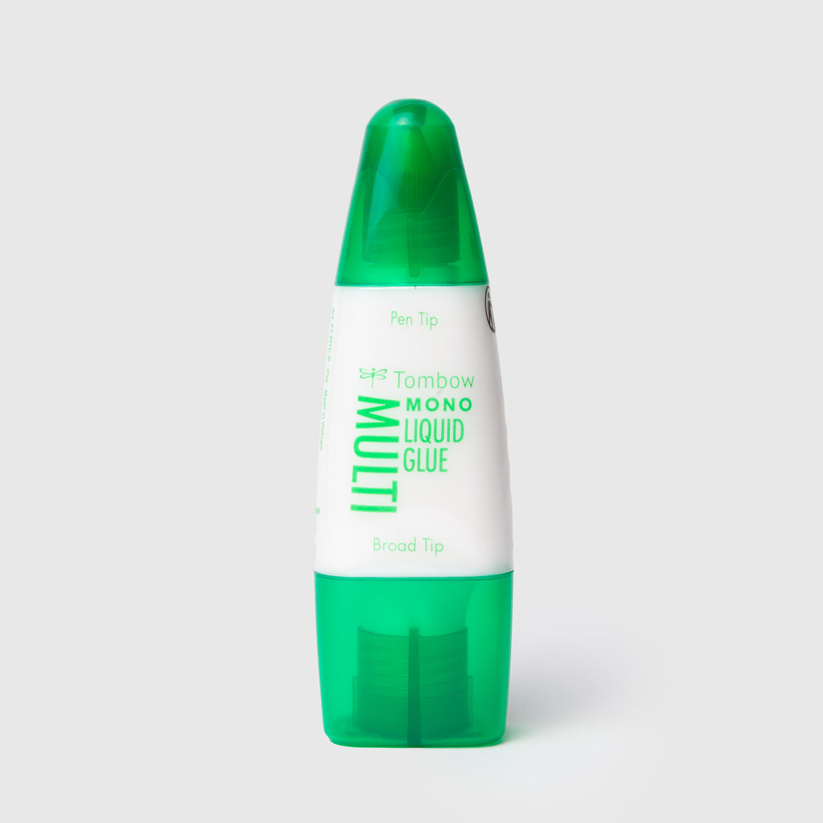 Ein Tombow MONO Multi Flüssigkleber – Doppelspitze, 25-g-Flasche mit durchscheinend grüner Kappe und Boden, mit einer schmalen Stiftspitze an einem Ende und einer breiten Spitze am anderen Ende.
