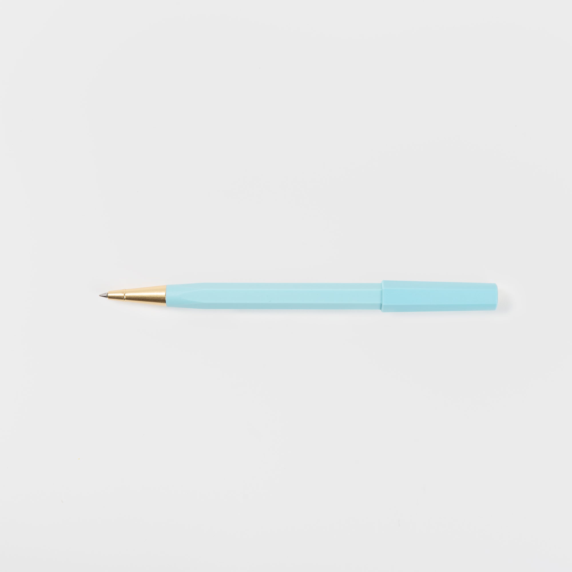 Ein Ystudio Rollerball - Ocean Edition Kugelschreiber in Hellblau mit goldener Spitze und passender Kappe, hergestellt aus recycelten Fischernetzen, liegt waagerecht auf einem schlichten weißen Hintergrund.